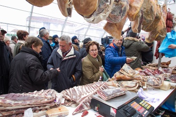Verkaufsstand mit Fleischprodukten im Cocido-Zelt („Carpa do Cocido“) auf dem Cocido-Fest in Lalín (Pontevedra, Galicien)