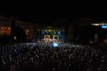 ビラガルシア・デ・アロウサ（ガリシア州ポンテベドラ県）の「サン・ロケ祭り」で行われるコンサート