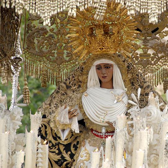 Volkstümliche Darstellung der „Esperanza de Triana“ bei der Karwoche in Sevilla 