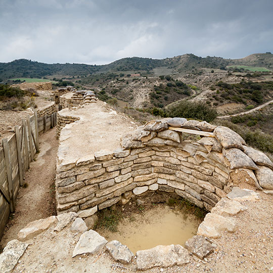 Pozostałości linii komunikacyjnych między okopami podczas hiszpańskiej wojny domowej w Aragonii