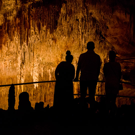 Turyści wewnątrz Smoczych Jaskiń Drach na Majorce