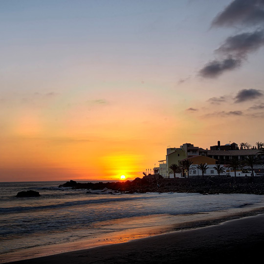 Blick auf den Sonnenuntergang am Strand von La Calera, gelegen in der Schlucht von Valle Gran Rey auf La Gomera.