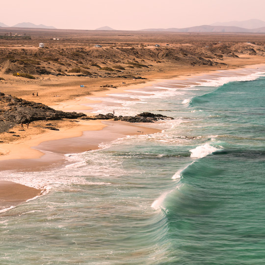 Vista da grande praia de Aljibe, no povoado de El Cotillo, em Fuerteventura