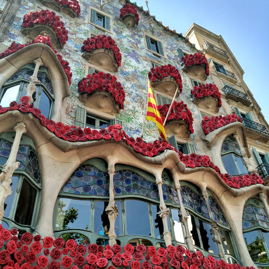 Das am Sant Jordi-Fest mit Rosen geschmückte Casa Batlló, Barcelona