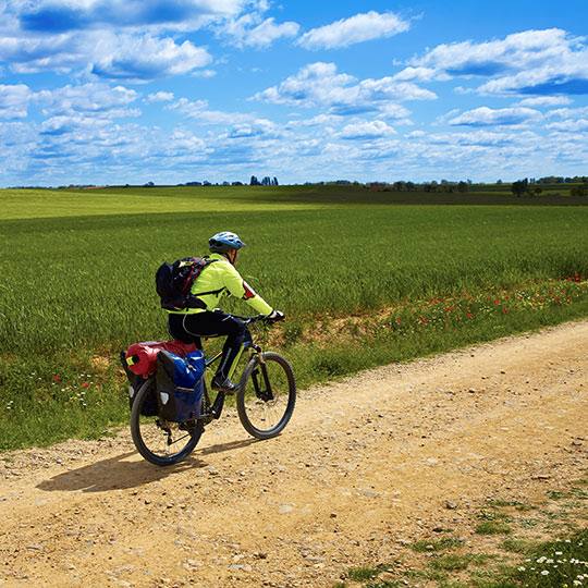 Radfahrer auf seinem Weg entlang der Vía de la Plata