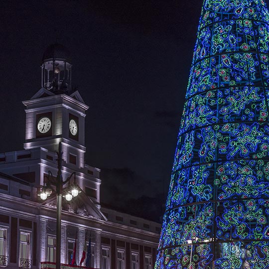 Particolare della Puerta del Sol di Madrid e albero illuminato a Natale