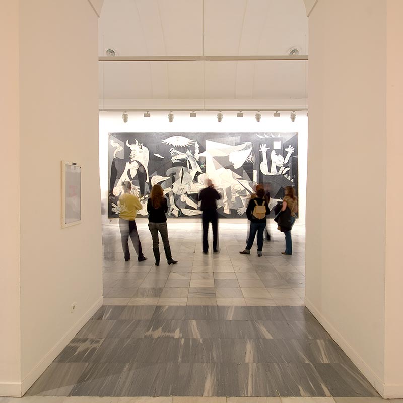 Visiteurs devant le Guernica, au musée national centre d'art Reina Sofía