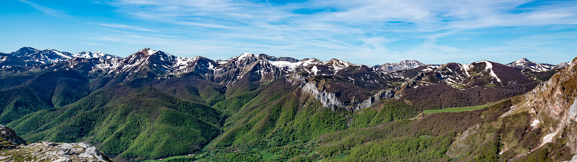 Panorâmica dos Picos de Europa vistos da Cantábria