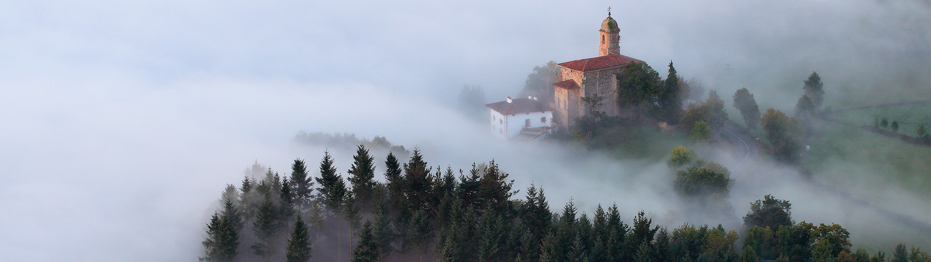 Névoa ao amanhecer no vale de Aramayona, País Basco