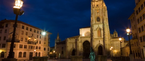 Oviedo Cathedral by night