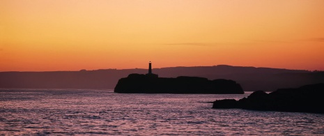 Остров Моуро в Сантандере на закате