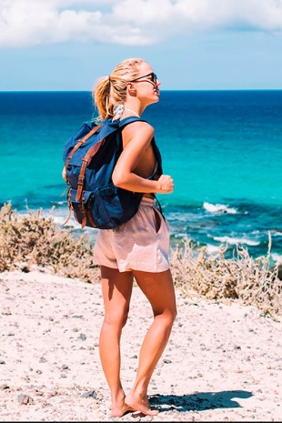 Chica en una playa de Menorca, Islas Baleares