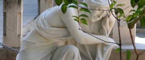 Detalle de escultura en el cementerio de San José en la ciudad de Granada, Andalucía