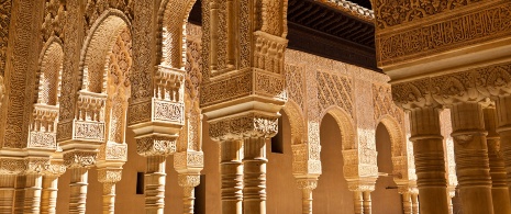 Szczegół kolumn w Alhambrze w Grenadzie