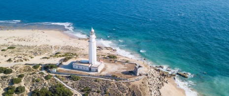 Blick auf den Leuchtturm am Kap Trafalgar in Cadiz, Andalusien