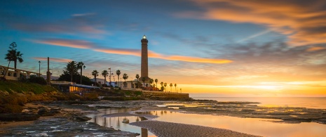 Leuchtturm am Strand von Las Canteras de Chipiona in Cádiz, Andalusien.