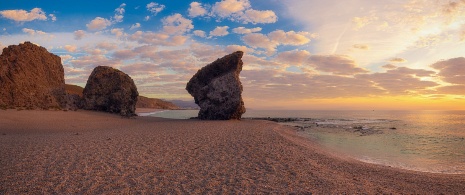 Atardecer en la playa de los Muertos en el Parque Natural del Cabo de Gata-Níjar, Almería