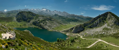 Vista del lago Enol desde el Mirador de la Princesa, Asturias