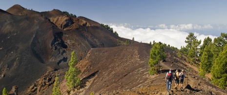 Escursionisti lungo la Ruta de los Volcanes a La Palma, Isole Canarie