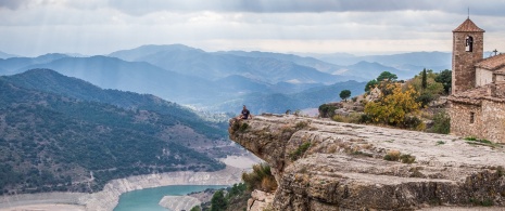 Turista contemplando las vistas de Siurana en Tarragona, Cataluña