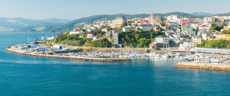 Widok na port i miasto Ribadeo, Galicja