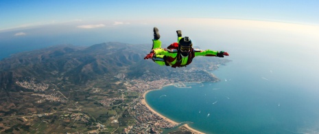 Прыжок с парашютом в окрестностях города Ампуриабрава (Жирона, Каталония)