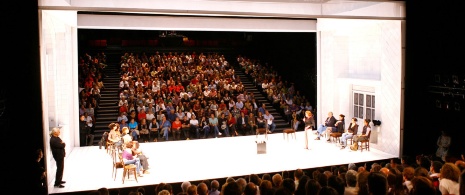 Сцена из спектакля «Дом Бернарды Альбы» в центре Навес-дель-Эспаньоль, Матадеро, Мадрид.