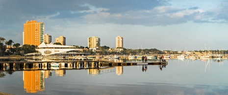 Bootsclub und Hafen Santiago de la Ribera