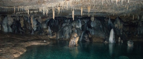 Jaskinia de los Cristinos w rezerwacie przyrody Urbasa i Andía w Nawarze