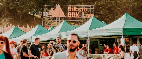 Зрители прибывают на фестиваль BBK Live в Бильбао, Бискайя, Страна Басков
