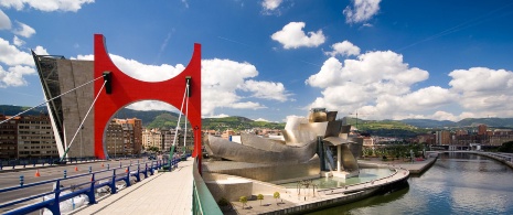 Most La Salve i Muzeum Guggenheima w Bilbao