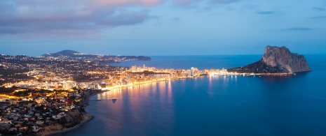 Vista al anochecer del municipio de Calpe en Alicante, Comunidad Valenciana