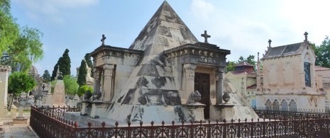 Vista del panteón de la Familia Llovera en el cementerio General de Valencia, Comunidad Valenciana