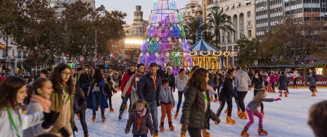 Gente patinando sobre hielo en la feria de Navidad de Valencia