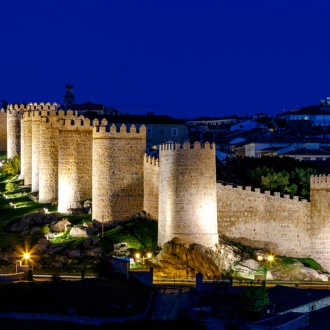 Vista noturna das muralhas de Ávila.