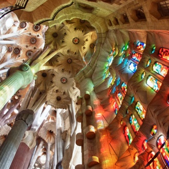 Vue du toit et des vitraux à l’intérieur de la Sagrada Familia, Barcelone