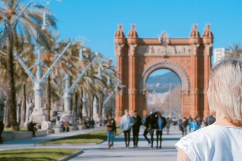 バルセロナの凱旋門の前にいる観光客