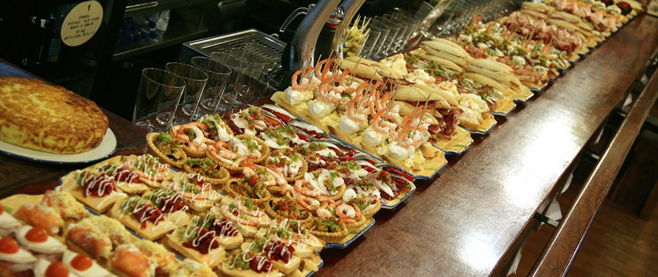 Theke mit Pintxos in einer Bar in San Sebastián Theke mit Pintxos in einer Bar in San Sebastián