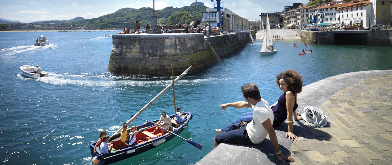 Schiffe beim Verlassen des Hafens von San Sebastián Schiffe beim Verlassen des Hafens von San Sebastián