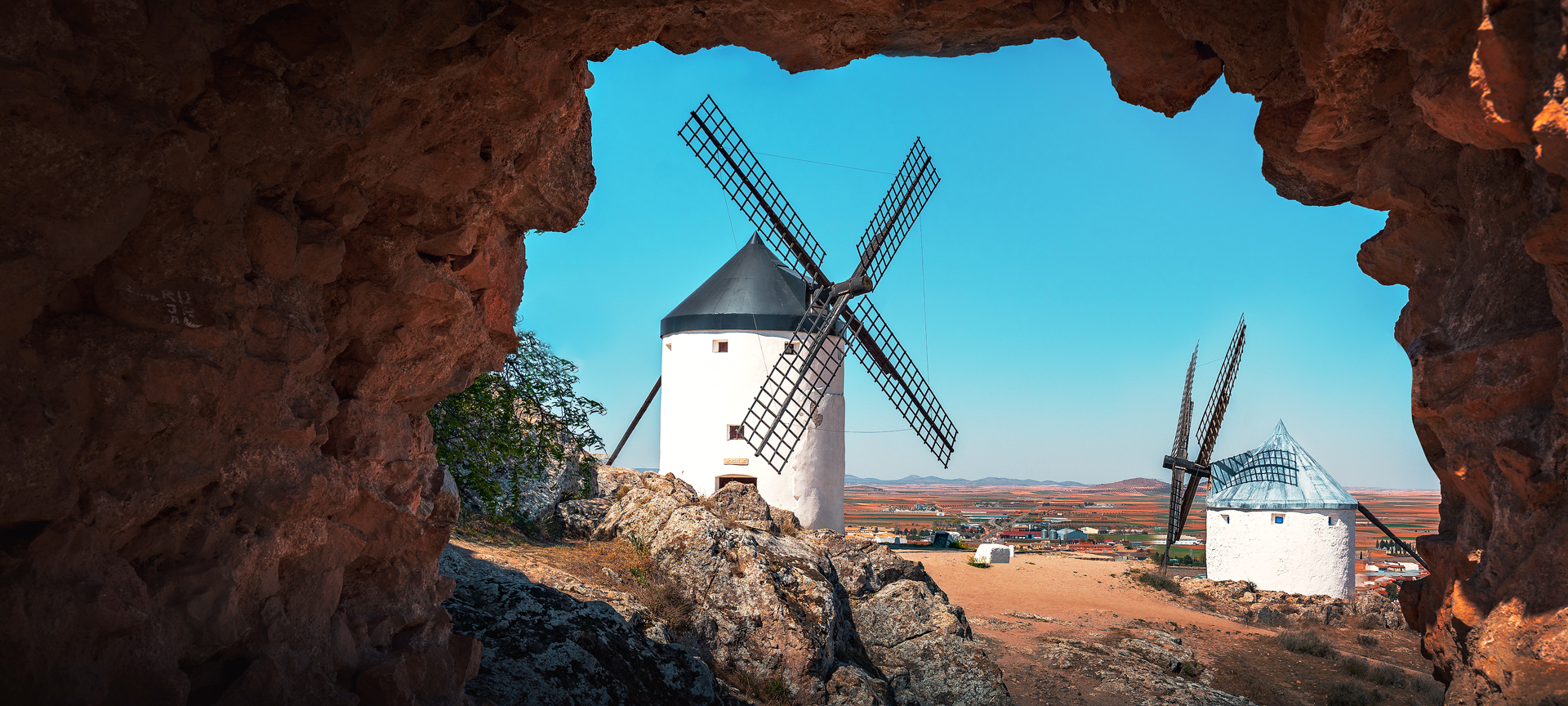 Antigos moinhos de vento brancos, feitos de pedra, no campo com céu azul e  nuvens brancas. la mancha, castilla, espanha. europa.