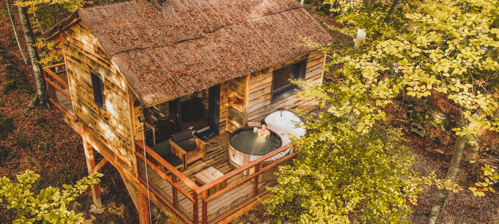Turista relaxando em uma jacuzzi de uma cabana no Vall de Bianya em Girona, Catalunha Turista relaxando em uma jacuzzi de uma cabana no Vall de Bianya em Girona, Catalunha