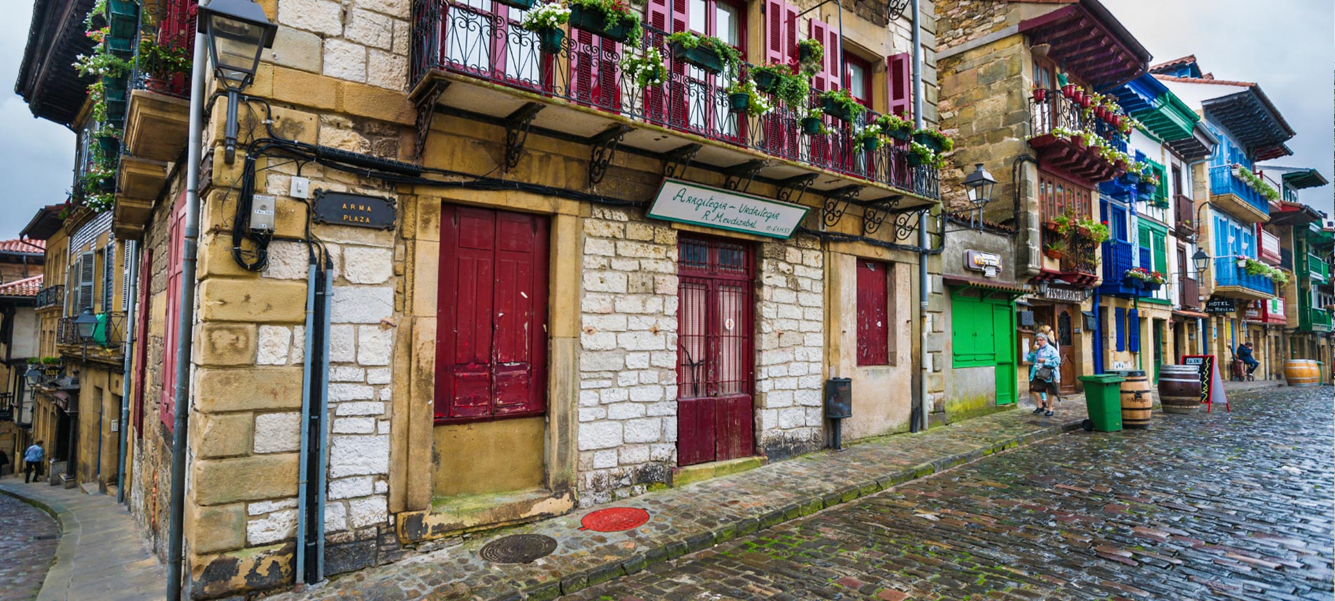 https://www.spain.info/.content/imagenes/cabeceras-grandes/pais-vasco/hondarribia-guipuzcoa-28321196-istock.jpg