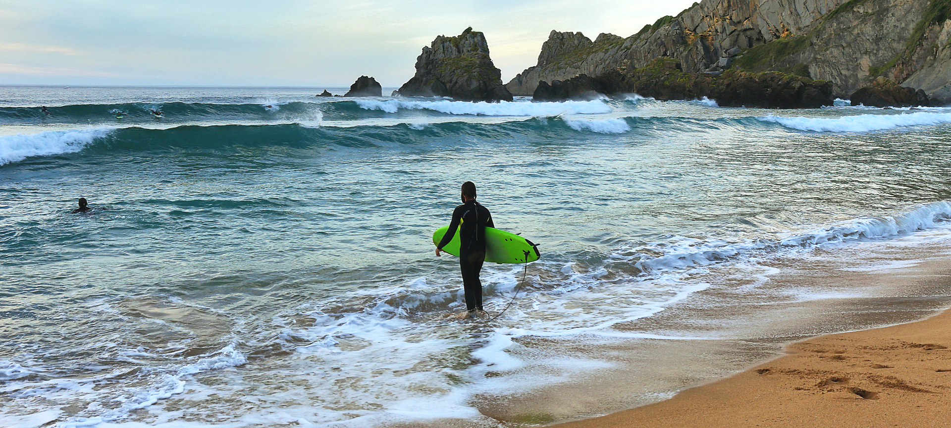 Surfista sulla spiaggia di Laga, Biscaglia, Paesi Baschi Surfista sulla spiaggia di Laga, Biscaglia, Paesi Baschi