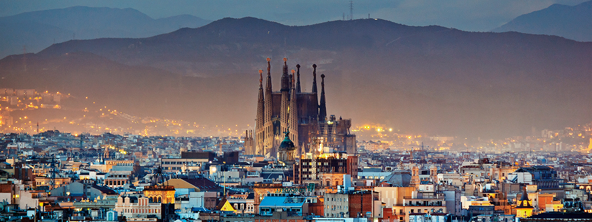 منظر لمدينة برشلونة، مع كنيسة ساغرادا فاميليا في الوسط