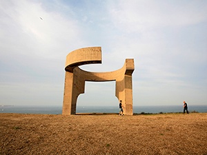 Elogio del Horizonte sculpture by Chillida, in Gijón, Asturias 