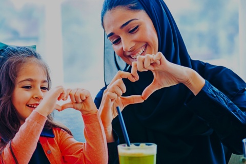 أم وابنتها في مطعم في برشلونة