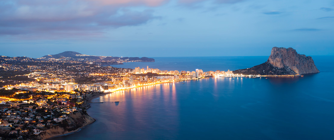 Vista al anochecer del municipio de Calpe en Alicante, Comunidad Valenciana