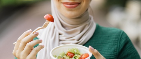 شابة تتذوق السلطة