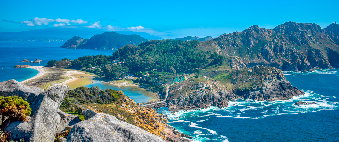 مناظر للشواطئ والمنحدرات في جزر المحيط الأطلسي بمنتزه غاليسيا الوطني مناظر للشواطئ والمنحدرات في جزر المحيط الأطلسي بمنتزه غاليسيا الوطني