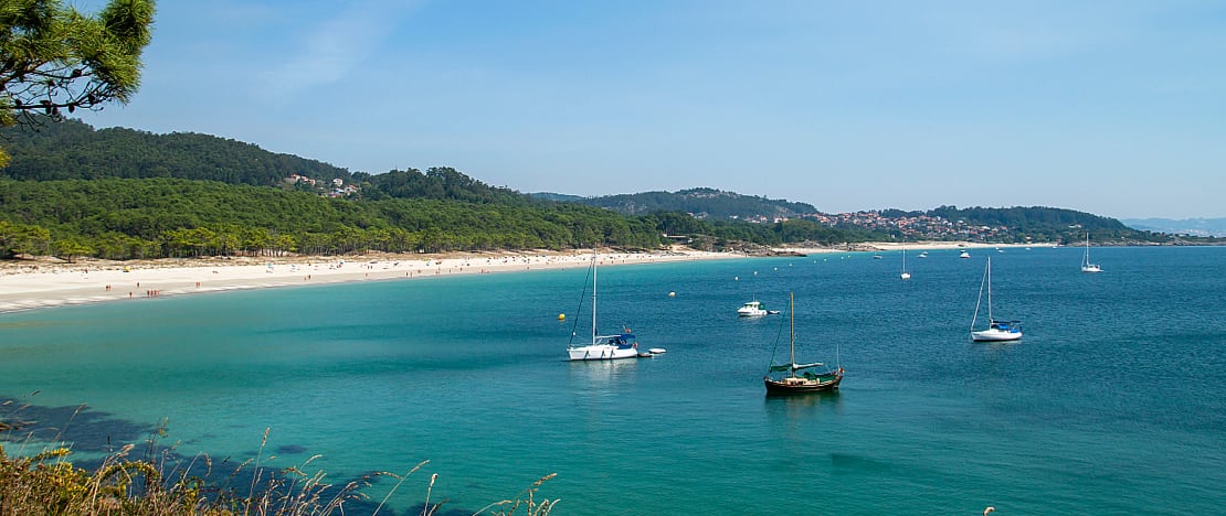 مركب شراعي يرسو في رياس بايشاس في بونتيفيدرا، غاليسيا مركب شراعي يرسو في رياس بايشاس في بونتيفيدرا، غاليسيا